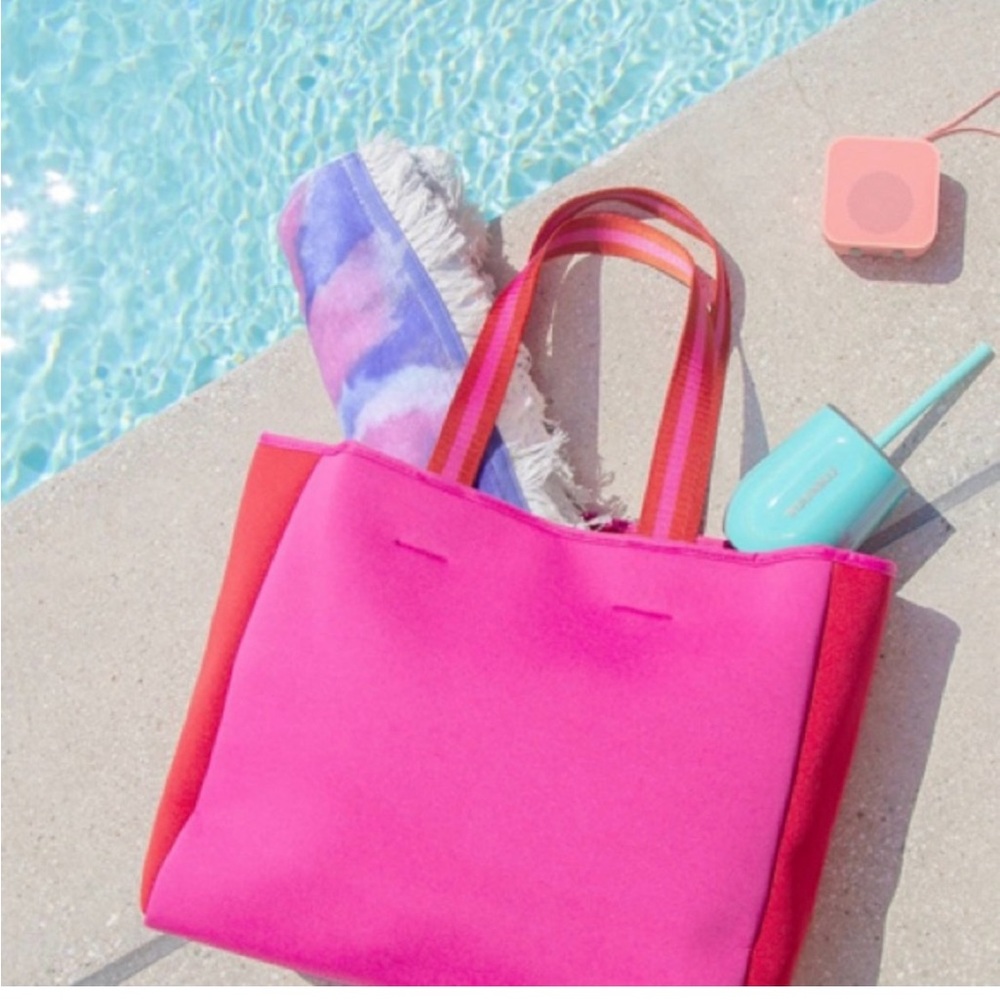 ☀️☀️Adorable Summersalt neoprene tote - just in time for summer!